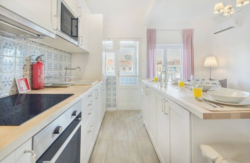 Sao Joao de Deus Apartment | Roma Cozy Flat with Balcony