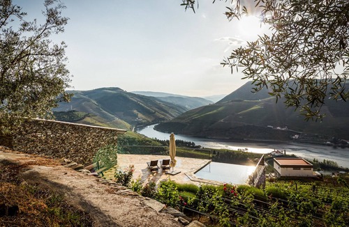 Armamar House | Romantic Villa and Vineyard with Infinity Pool over Douro Valley