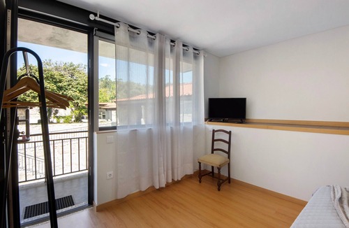 Rossas Apartment | Room 4 with private bathroom, Wi-Fi and air conditioning