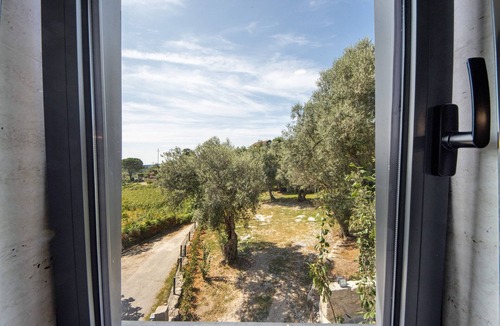 Rossas Apartment | Room 6 with private bathroom, Wi-Fi and air conditioning