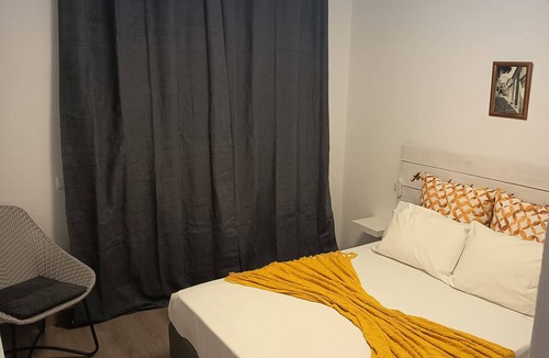 Lagoa e Carvoeiro Apartment | Room 'Caramujeira Guest House 4 -' with Sea View, Shared Pool and Wi-Fi