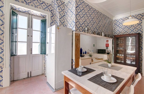 Faro City Centre Apartment | Room 'Quarto 7' with Shared Terrace, Wi-Fi and Air Conditioning