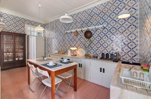 Faro City Centre Apartment | Room 'Quarto 7' with Shared Terrace, Wi-Fi and Air Conditioning