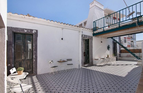 Faro City Centre Apartment | Room 'Quarto 7' with Shared Terrace, Wi-Fi and Air Conditioning