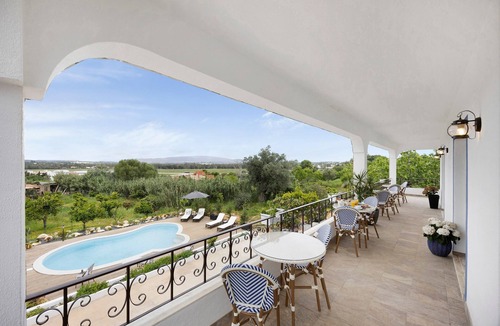 Montes de Alvor Apartment | Room 'Refúgio - Standard' with Shared Pool, Wi-Fi and Air Conditioning