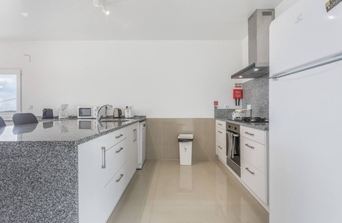 Lourinha Apartment | Room 'Sapphire' with Shared Pool, Shared Terrace and Wi-Fi