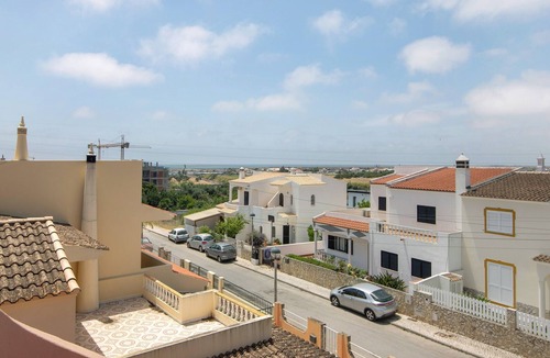 Olhao Apartment | Room 'Southstar Guesthouse - Quarto V' with Shared Pool, Wi-Fi and Air Conditioning