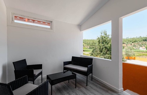 Tomar Apartment | Room 'Suite King 1' with Mountain View, Shared Pool and Wi-Fi