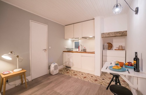 Merces House | Rose 7 Studio Apartment