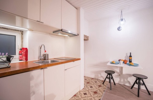 Merces House | Rose 7 Studio Apartment