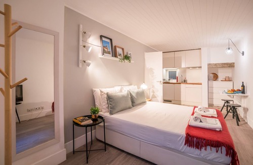 Merces House | Rose 7 Studio Apartment