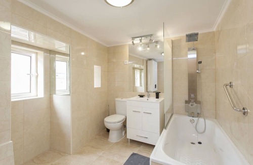 Sao Bento Apartment | Royal Lightness, Principe Real 2CH/2SDB, Clim, Calm, Wifi, cable