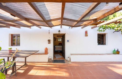 Colegio House | Rural Retreat near Lagos – Private Garden – Family Friendly – Pet Friendly