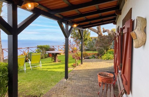 Calheta House | Sea-view house in Fajã da Ovelha with garden and terrace