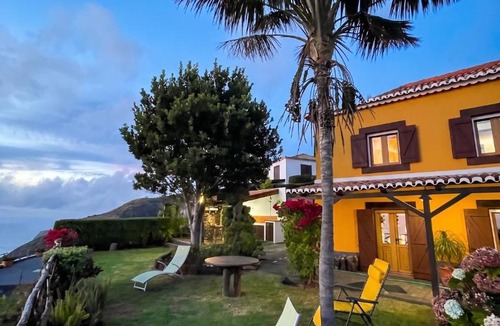 Calheta House | Sea-view house in Fajã da Ovelha with garden and terrace