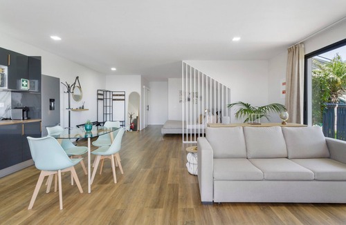 Gaula Apartment | Sea View, Modern Studio with Parking