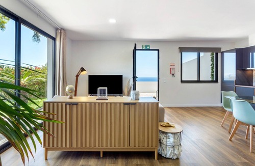 Gaula Apartment | Sea View, Modern Studio with Parking