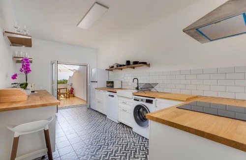 Ameijeira Apartment | Sea Views, Huge Terrace, Steps to OldTown