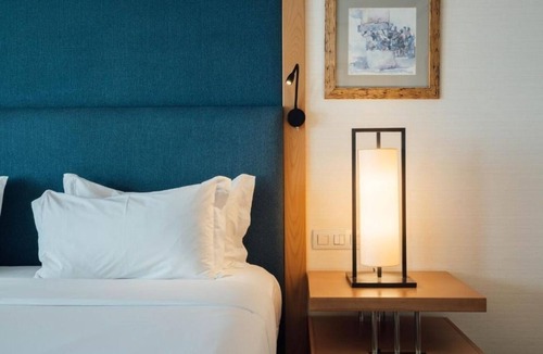 Santiago Hotel | Serene Room w/Balcony Overlooking California Beach’s Golden Sands