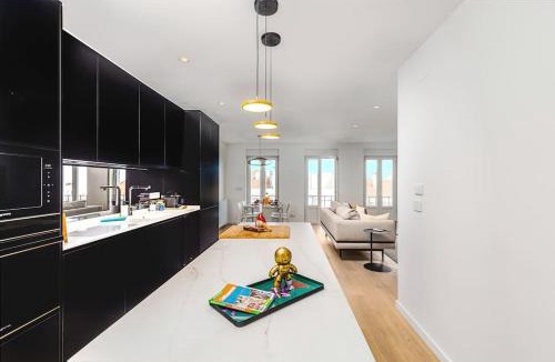 Santa Engracia Apartment | Smart Flat River views & NTFlix by Homeful Homes