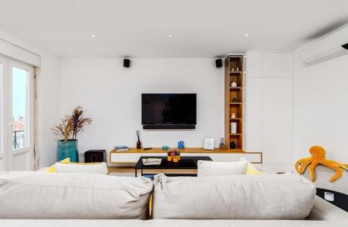 Santa Engracia Apartment | Smart Flat River views & NTFlix by Homeful Homes