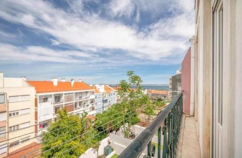 Santa Engracia Apartment | Smart Flat River views & NTFlix by Homeful Homes