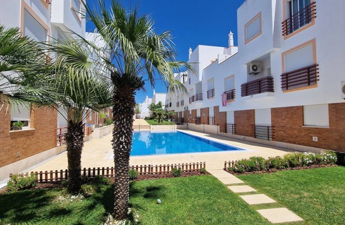 Conceicao e Cabanas de Tavira Apartment | Spacious 2 Bedroom Apt With Air - Con, Swimming Pool, Very Close To The Beach.