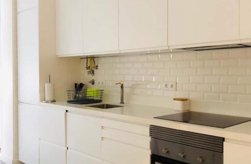 Palhais Apartment | Spacious 3 bedroom apartment 20 min to Lisbon
