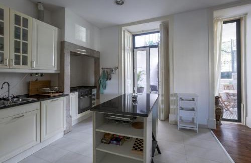 Sao Bento Apartment | Spacious 3 Bedroom Flat in Charming Lisbon