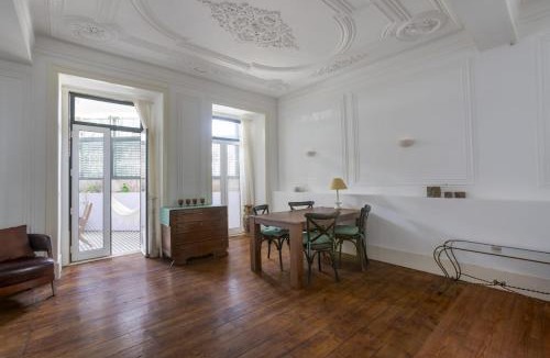 Sao Bento Apartment | Spacious 3 Bedroom Flat in Charming Lisbon
