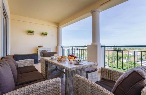 Guia Apartment | Spacious 3BR Flat in Guia – Minutes from Zoomarine & Beaches