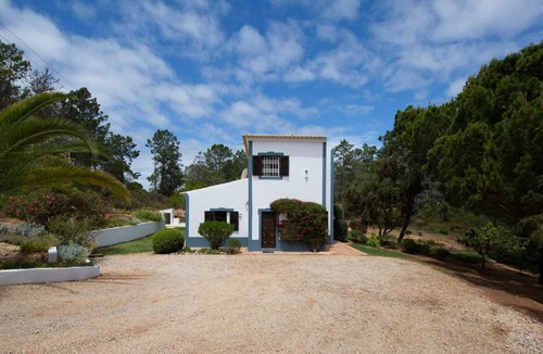 Caramujeira Villa | Spacious 4 bed vlla, 15 minutes from the beach