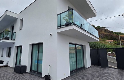 Tabua House | Spacious 4-bedroom pool house in Ribeira Brava with AC