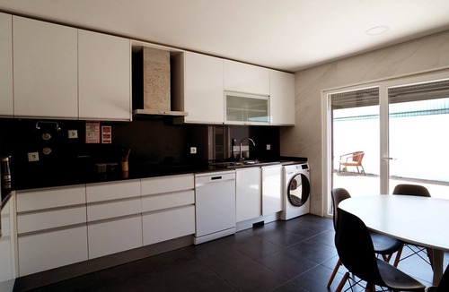 Seixal House | Spacious 4-Bedroom Villa in Fernão Ferro with Private Terrace, Wi-Fi & Air Conditioning