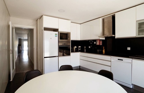 Seixal House | Spacious 4-Bedroom Villa in Fernão Ferro with Private Terrace, Wi-Fi & Air Conditioning