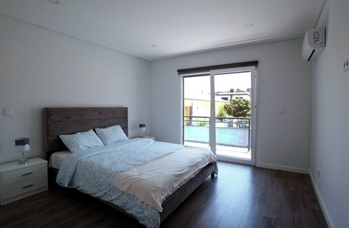 Seixal House | Spacious 4-Bedroom Villa in Fernão Ferro with Private Terrace, Wi-Fi & Air Conditioning
