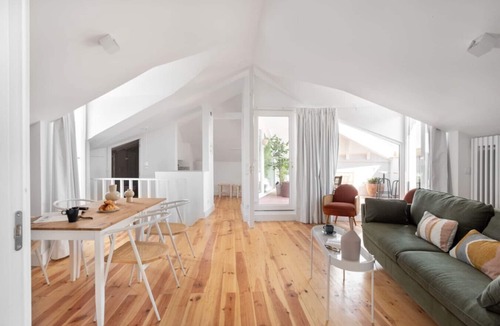 Misericordia House | Spacious 6-Bedroom Apt w/Sunny Terrace in Lisbon