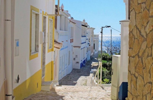 Salema House | spacious, close to beach, great seaview, garden, fireplace