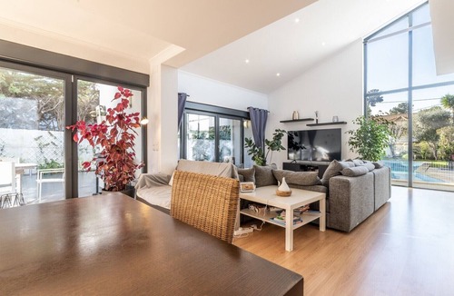Verdizela Villa | Spacious & Homely Lisbon Coast Villa | 4 Bedrooms | Villa Agapanto | Private Pool & BBQ | Aroeira