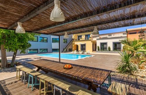 Olhao House | Spacious house with sea view in Quelfes, shared pool