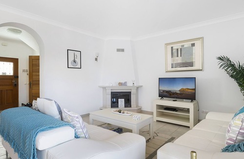 Budens House | Spacious Linked Villa, Poolside location, Free fibre optic WIFI