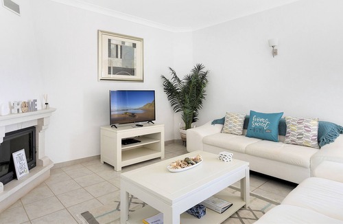 Budens House | Spacious Linked Villa, Poolside location, Free fibre optic WIFI