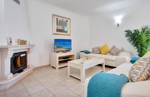 Budens House | Spacious Linked Villa, Poolside location, Free fibre optic WIFI