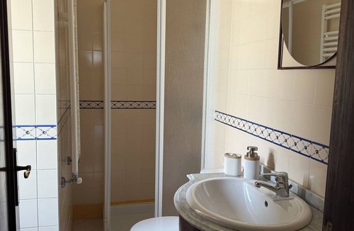 Cardielos Cottage | Spacious Private 4-Bedroom Villa with a Pool and Large Garden for 8 Guests