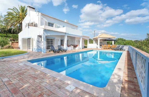 Lagoa e Carvoeiro House | Spacious Villa Swimming Pool by HostWise