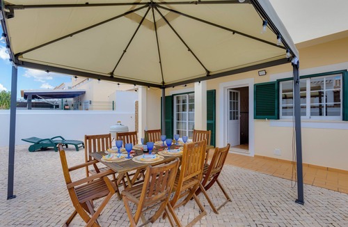 Porto de Mos Villa | Spacious Villa - Walk to Beach & City Center