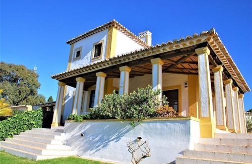 Caramujeira Villa | Spacious villa with loads of character and panoramic sea view