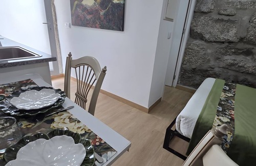 Travassos Apartment | Studio Apartment 'Estúdio Lanhoso' with Shared Terrace, Wi-Fi and Air Conditioning