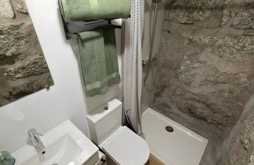 Travassos Apartment | Studio Apartment 'Estúdio Lanhoso' with Shared Terrace, Wi-Fi and Air Conditioning