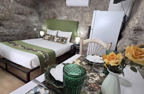 Travassos Apartment | Studio Apartment 'Estúdio Lanhoso' with Shared Terrace, Wi-Fi and Air Conditioning